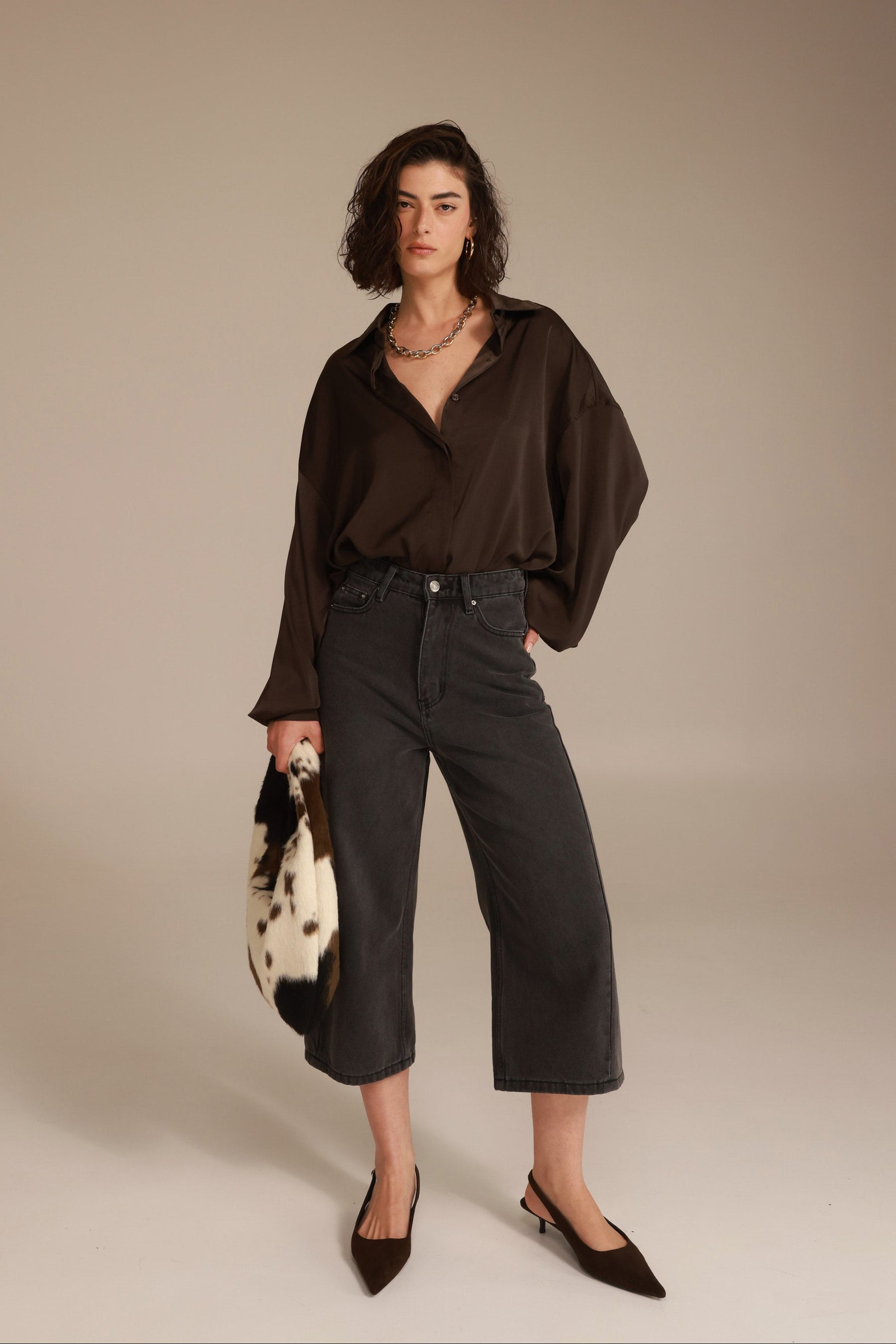 חולצת פיה מכופתרת חום כהה