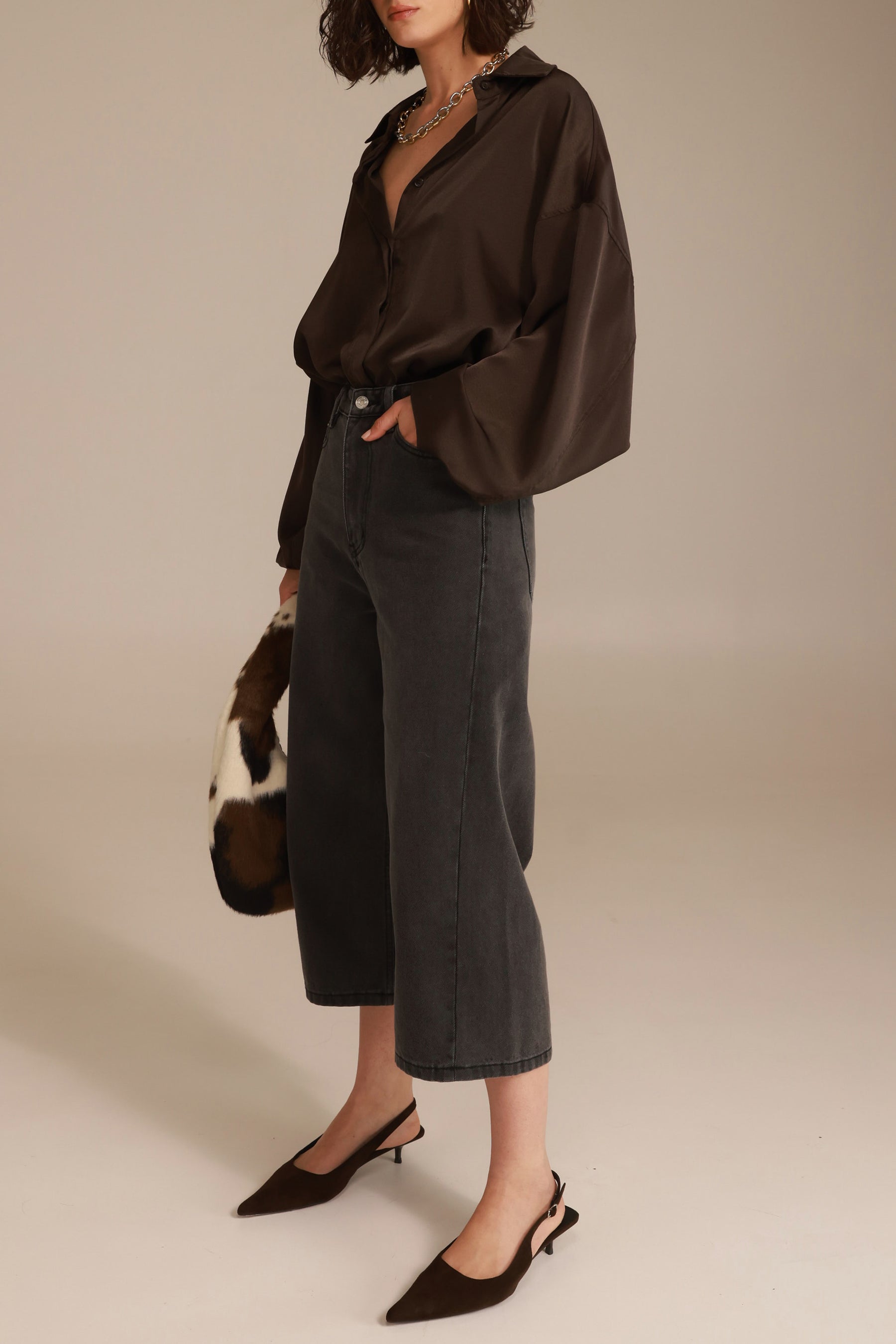 חולצת פיה מכופתרת חום כהה