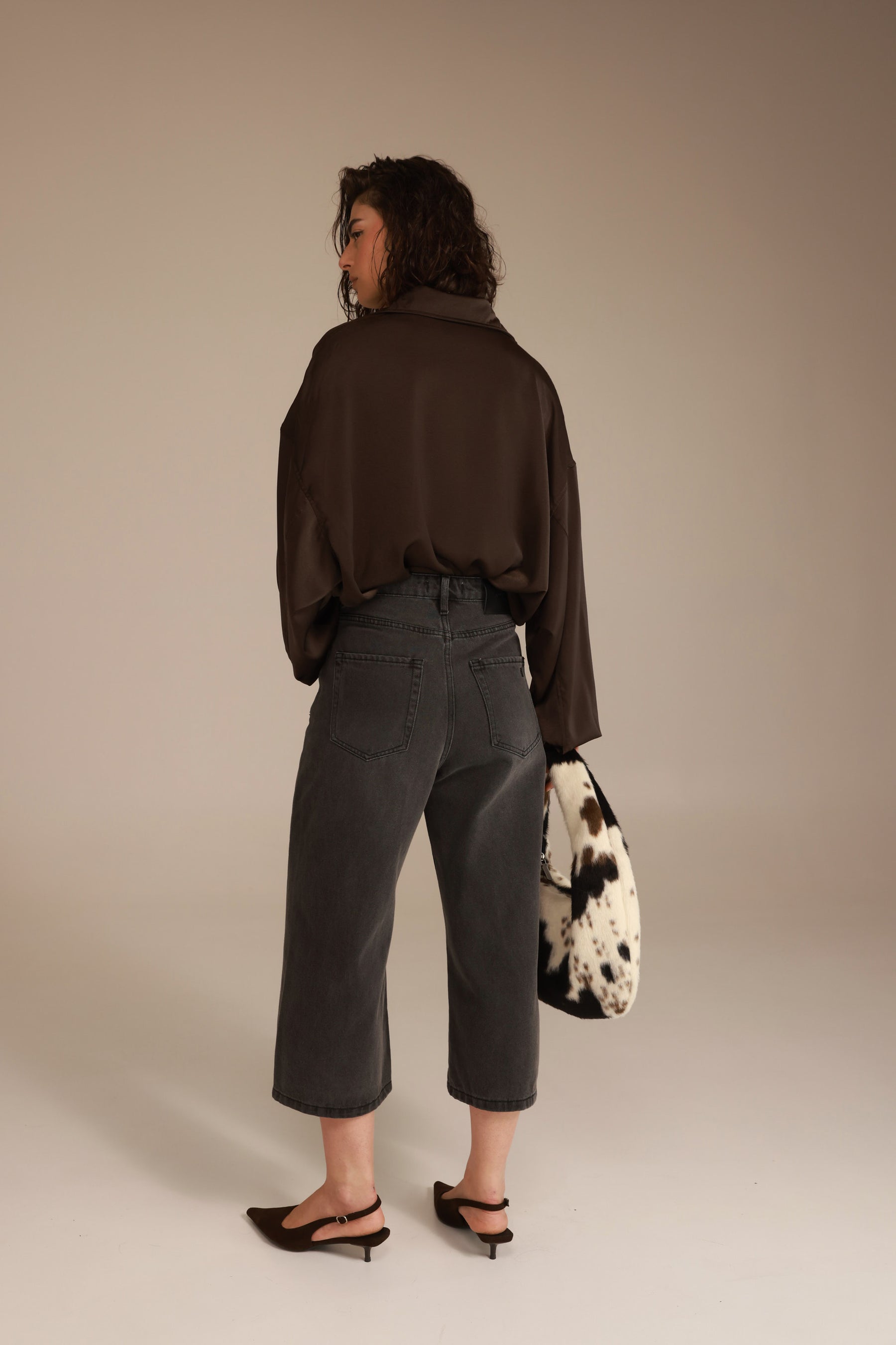 חולצת פיה מכופתרת חום כהה