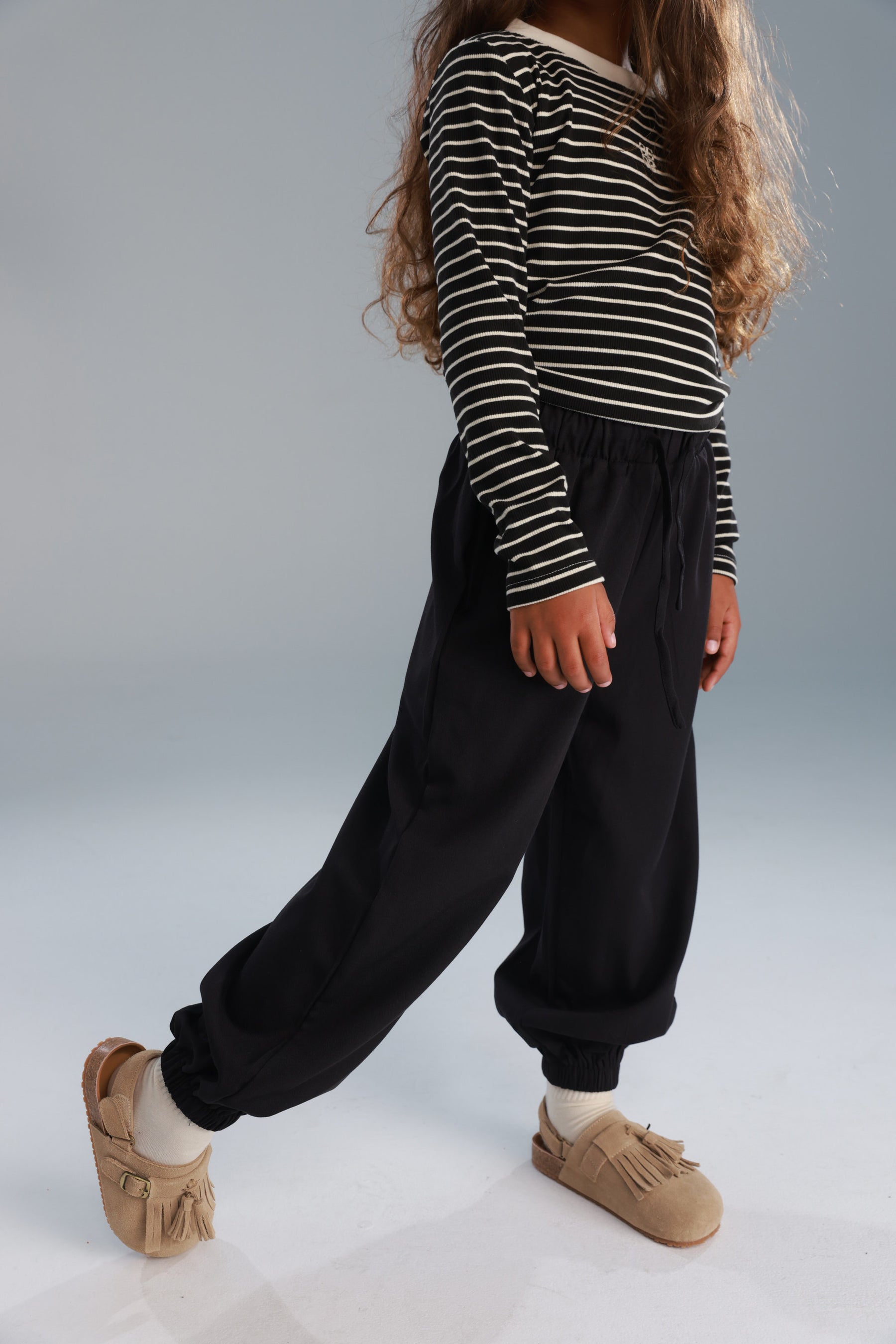 מכנסי ג'ין שחורים