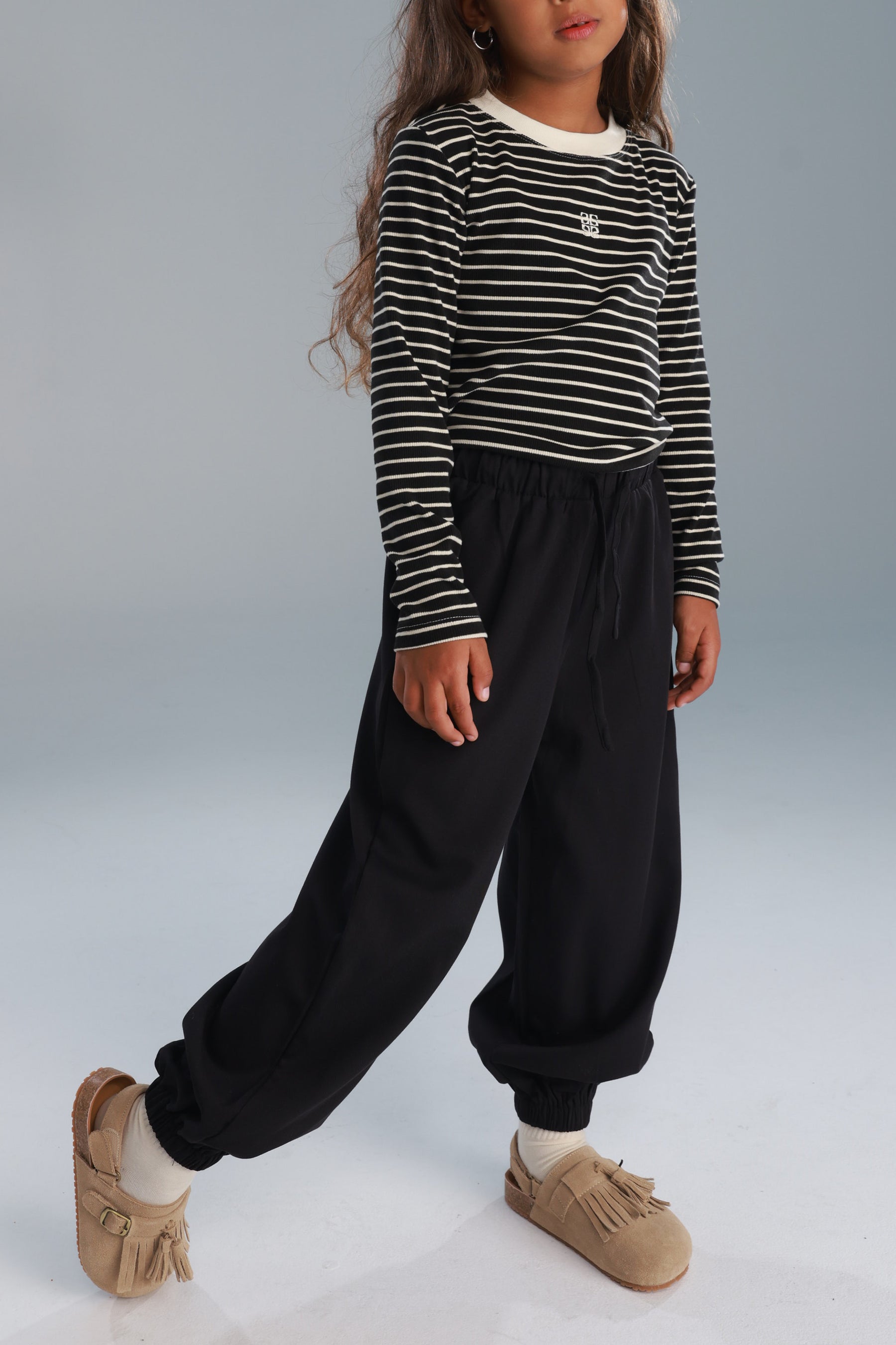 מכנסי ג'ין שחורים