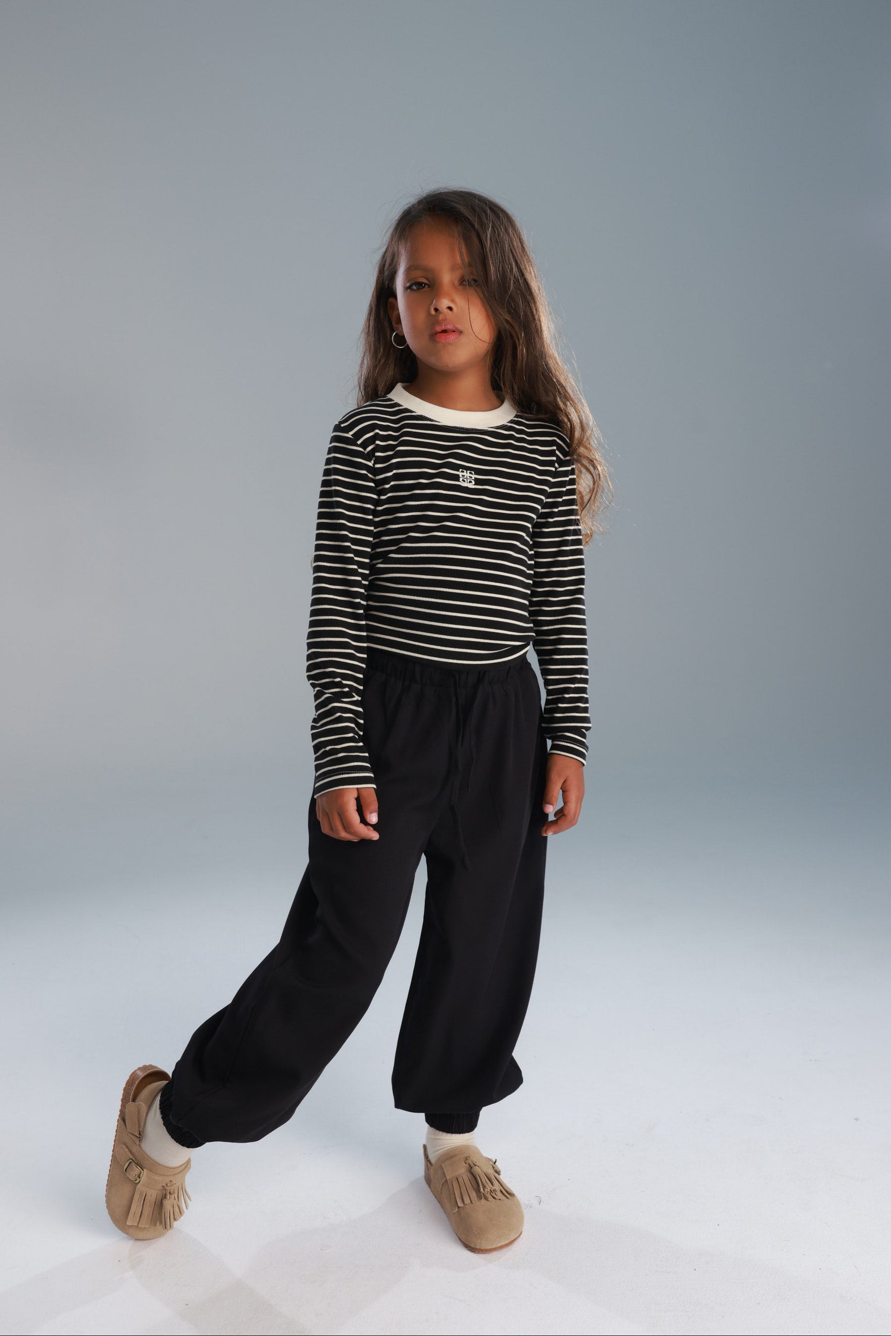 מכנסי ג'ין שחורים