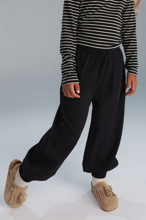 מכנסי ג'ין שחורים