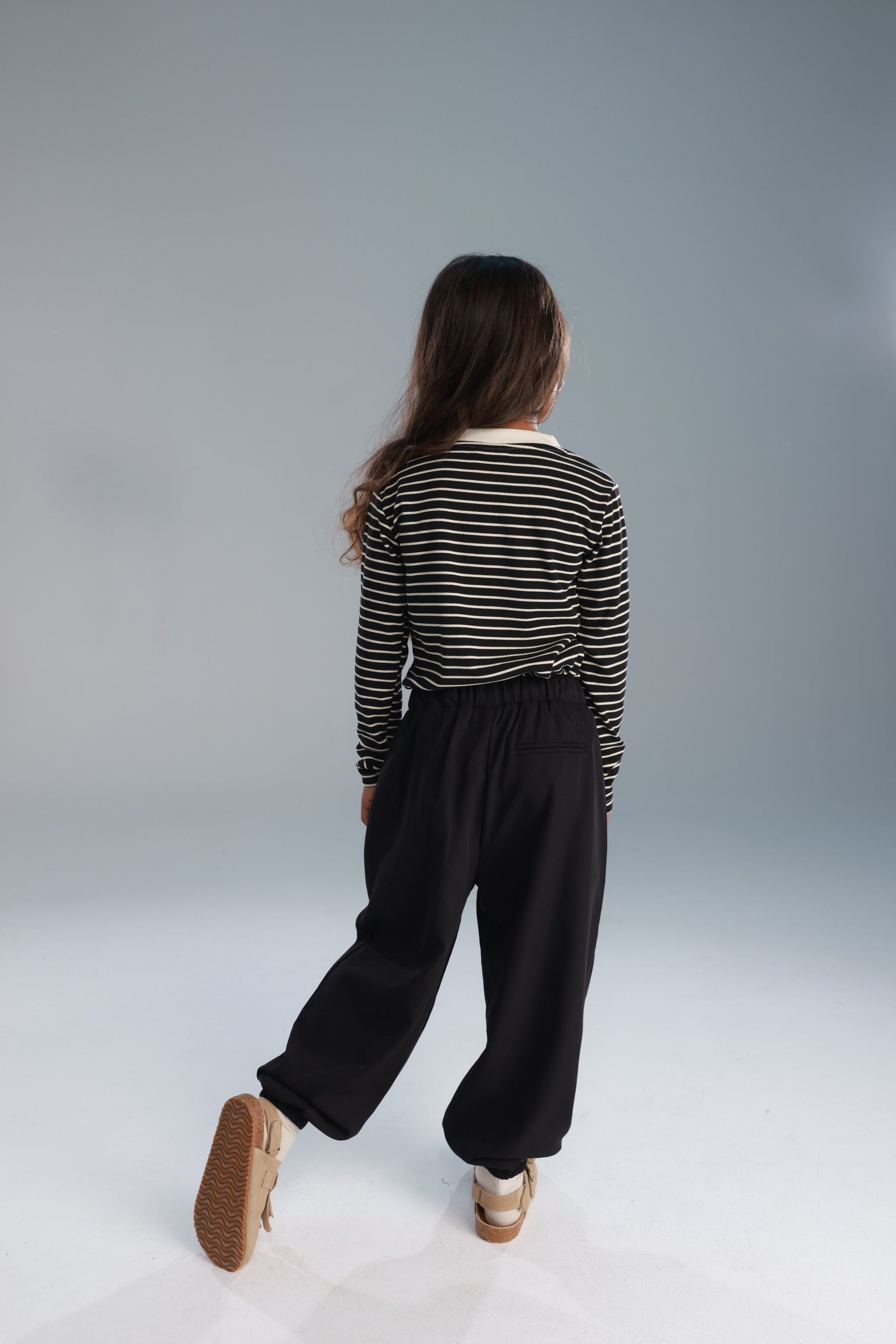 מכנסי ג'ין שחורים