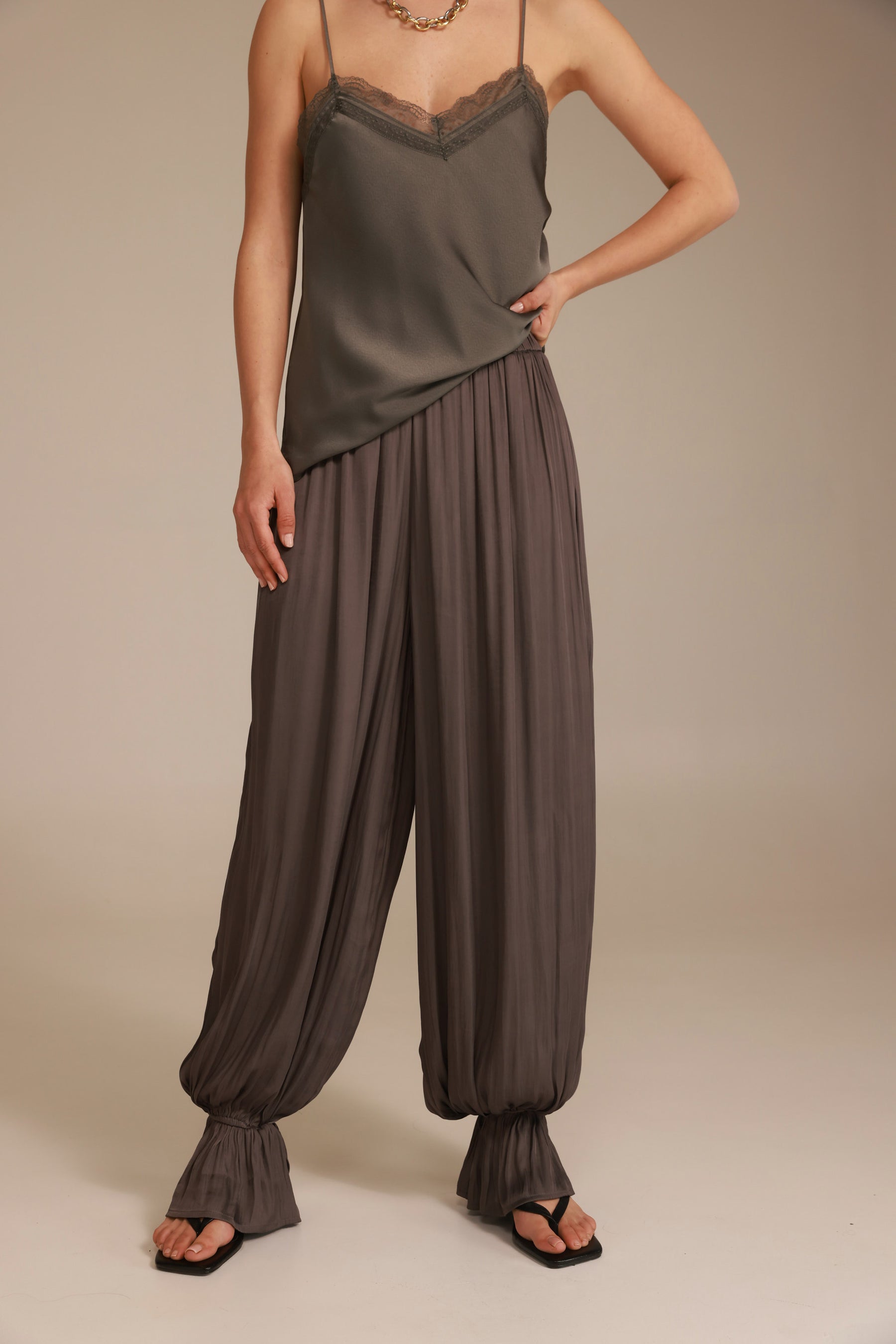 מכנסי אדיה אפורים