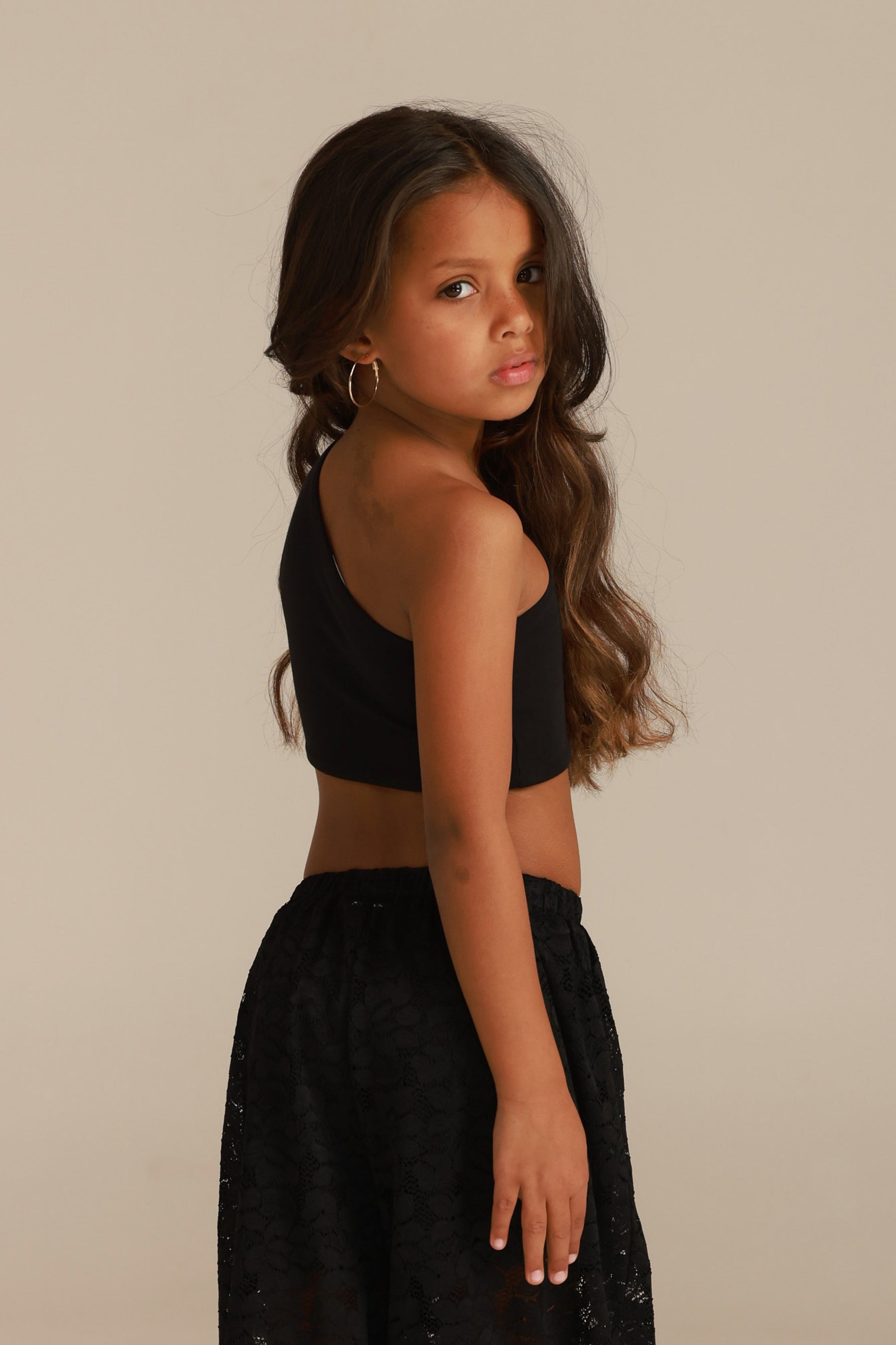 גופיית עמליה שחורה