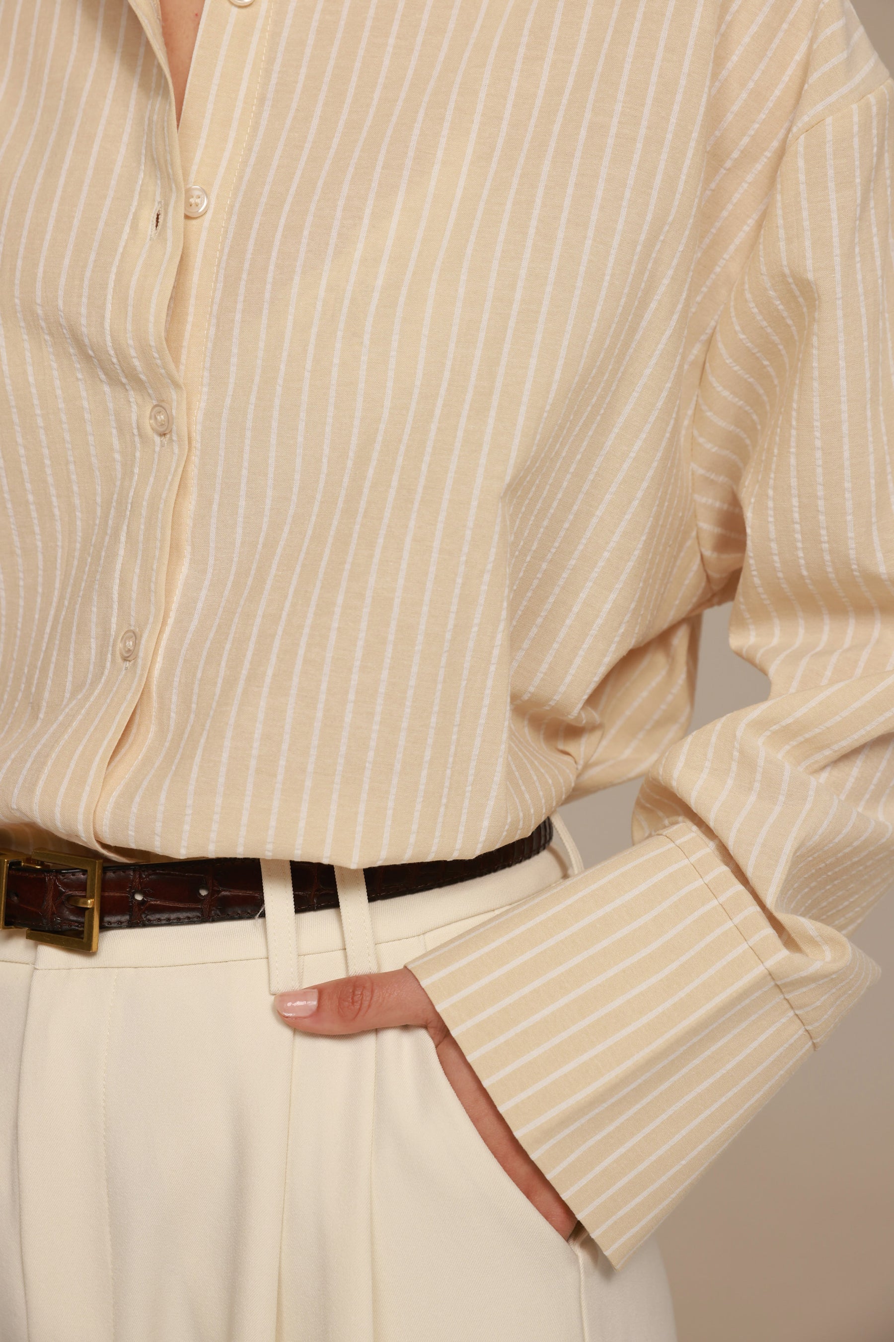 חולצת אוריאן מכופתרת בז'