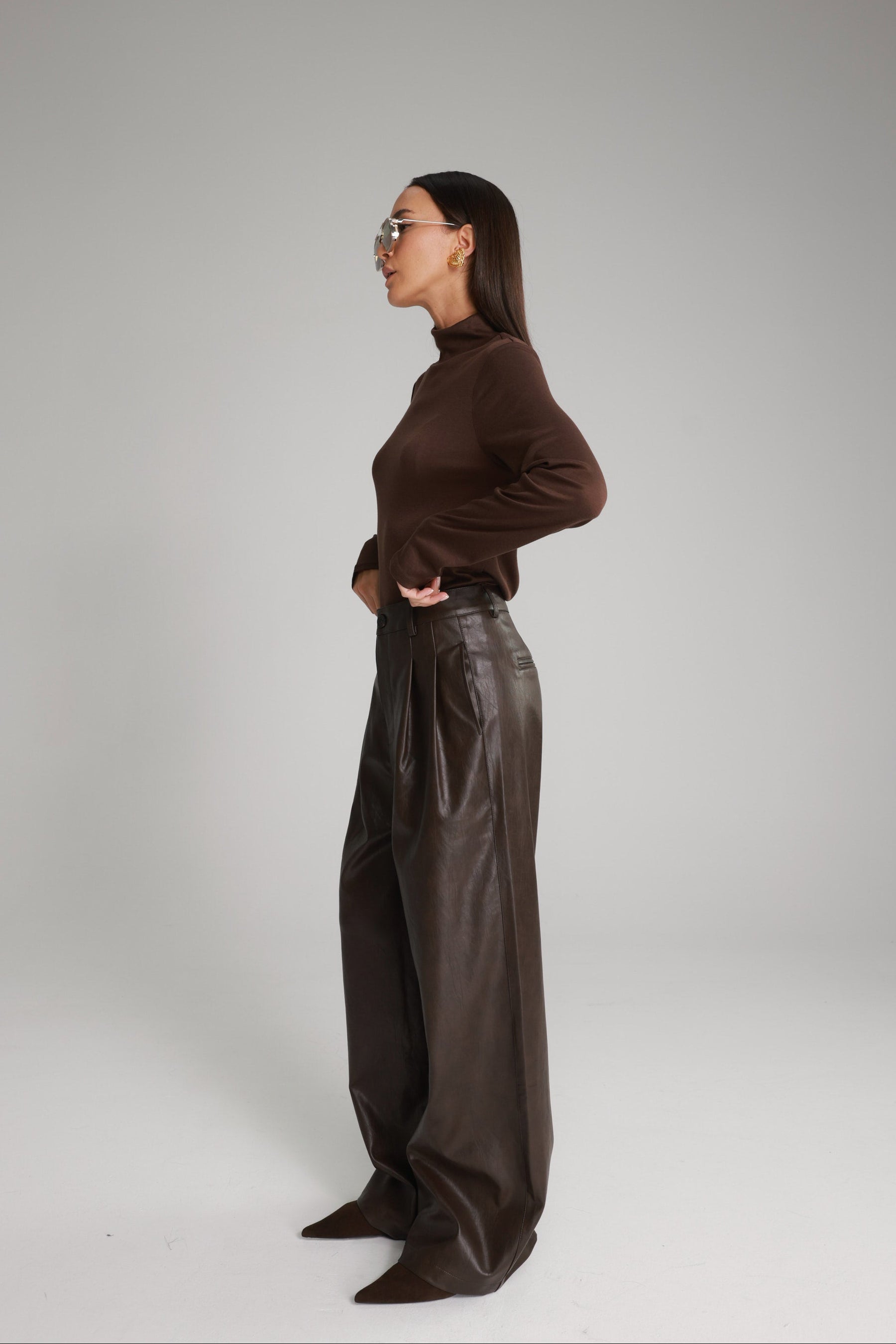 מכנסי נואלה דמוי עור חום כהה