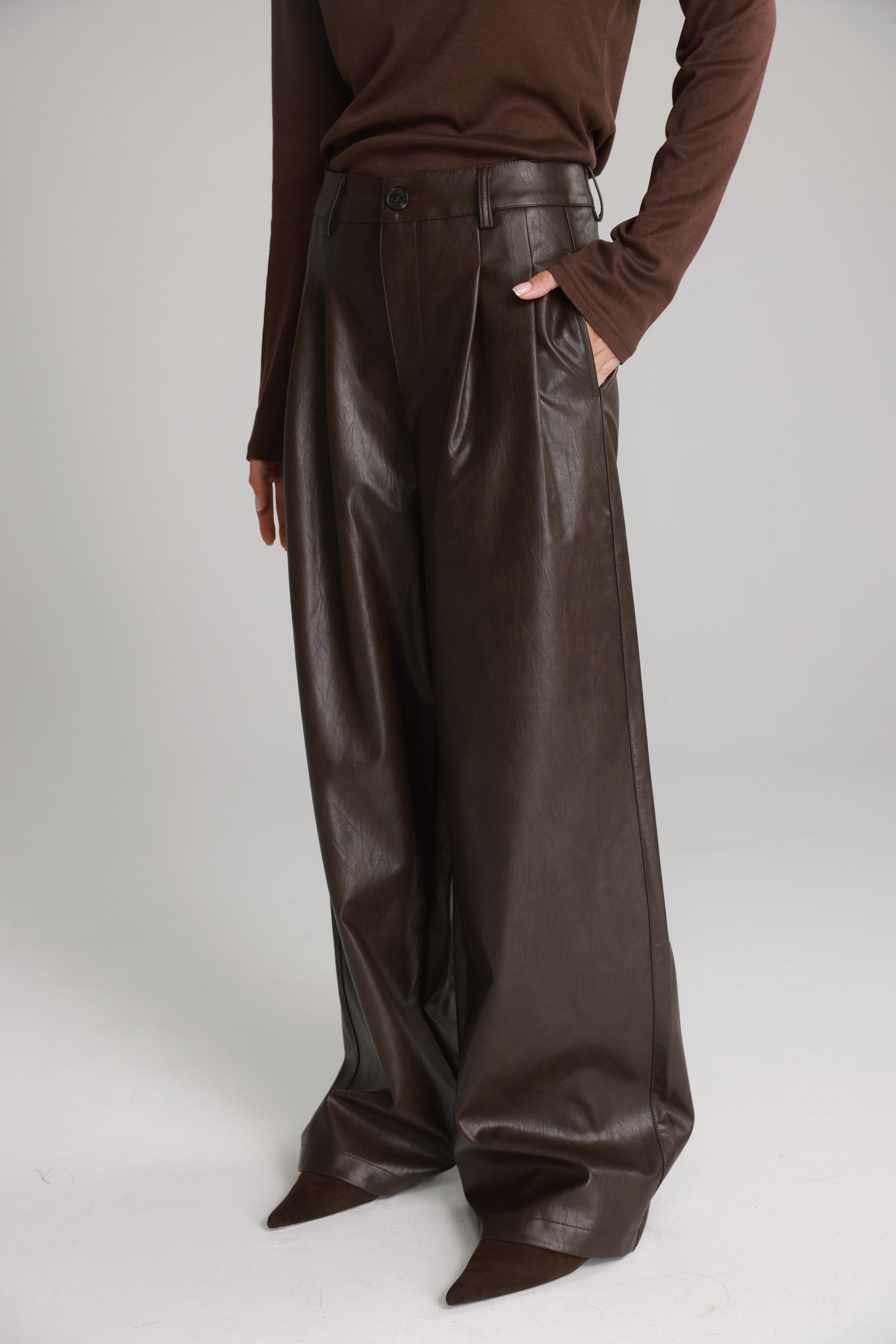 מכנסי נואלה דמוי עור חום כהה