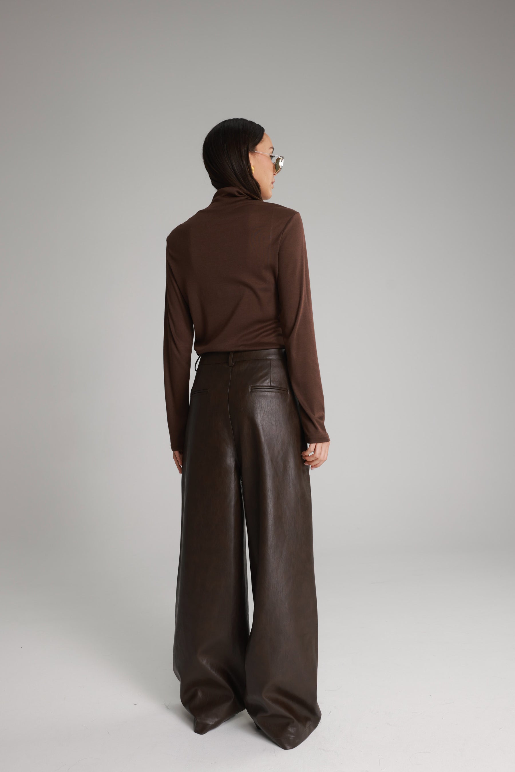 מכנסי נואלה דמוי עור חום כהה