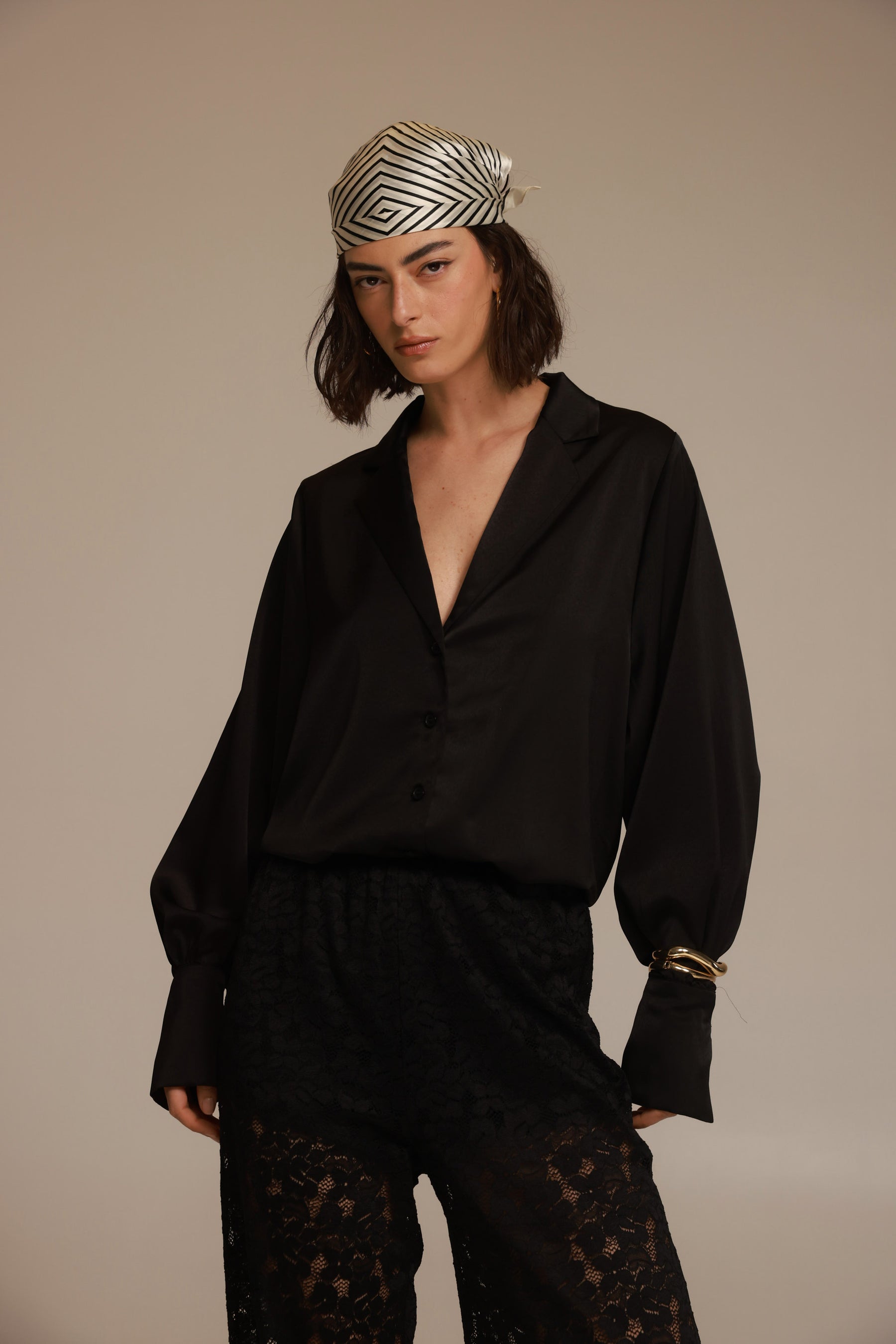 חולצת ויאנה מכופתרת שחורה