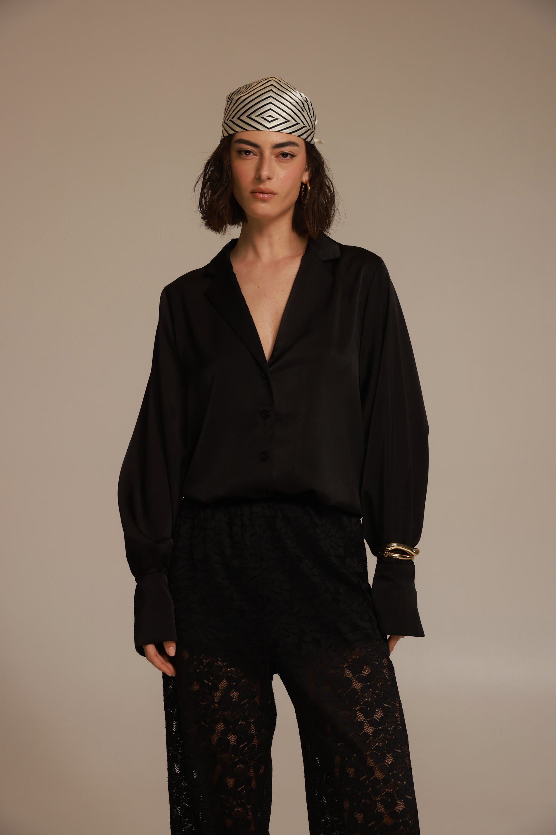 חולצת ויאנה מכופתרת שחורה