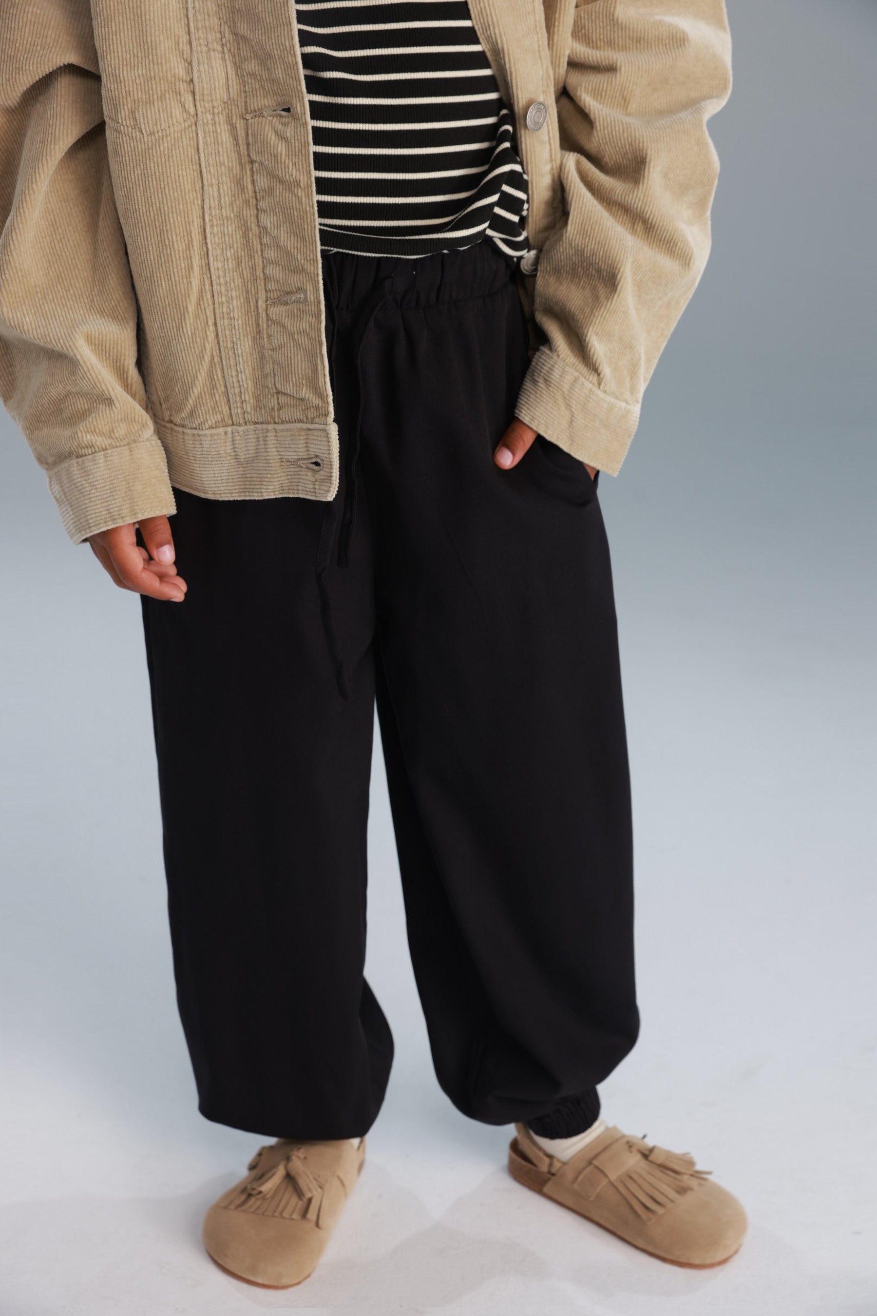 מכנסי ג'ין שחורים