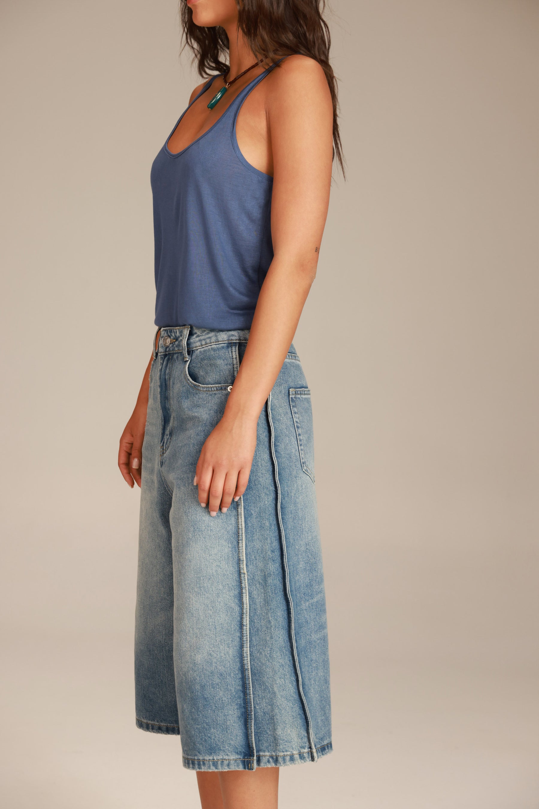 גופיית איליי כחולה