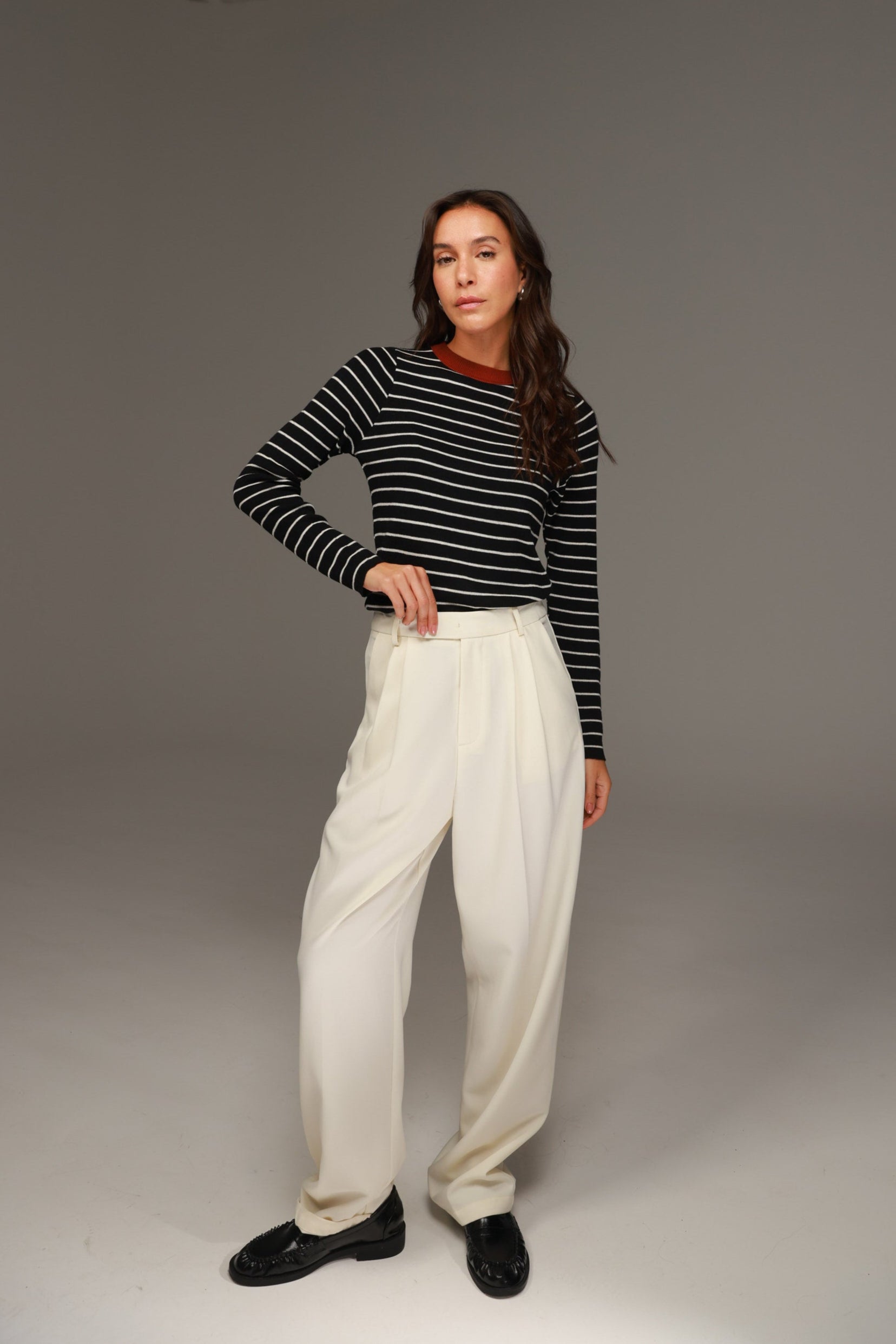 חולצת ויקה פסים שחור/שמנת צווארון בורדו