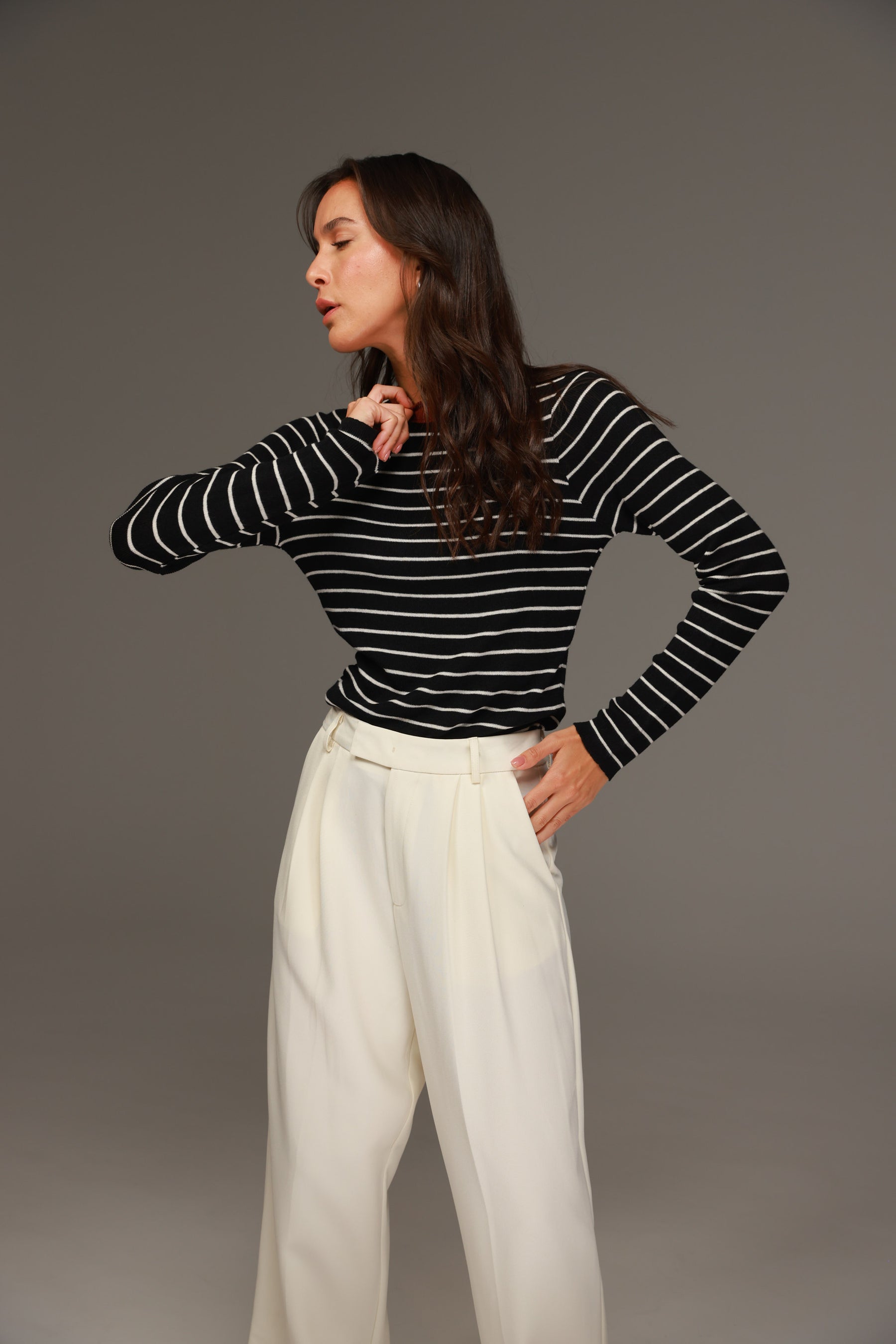 חולצת ויקה פסים שחור/שמנת צווארון בורדו