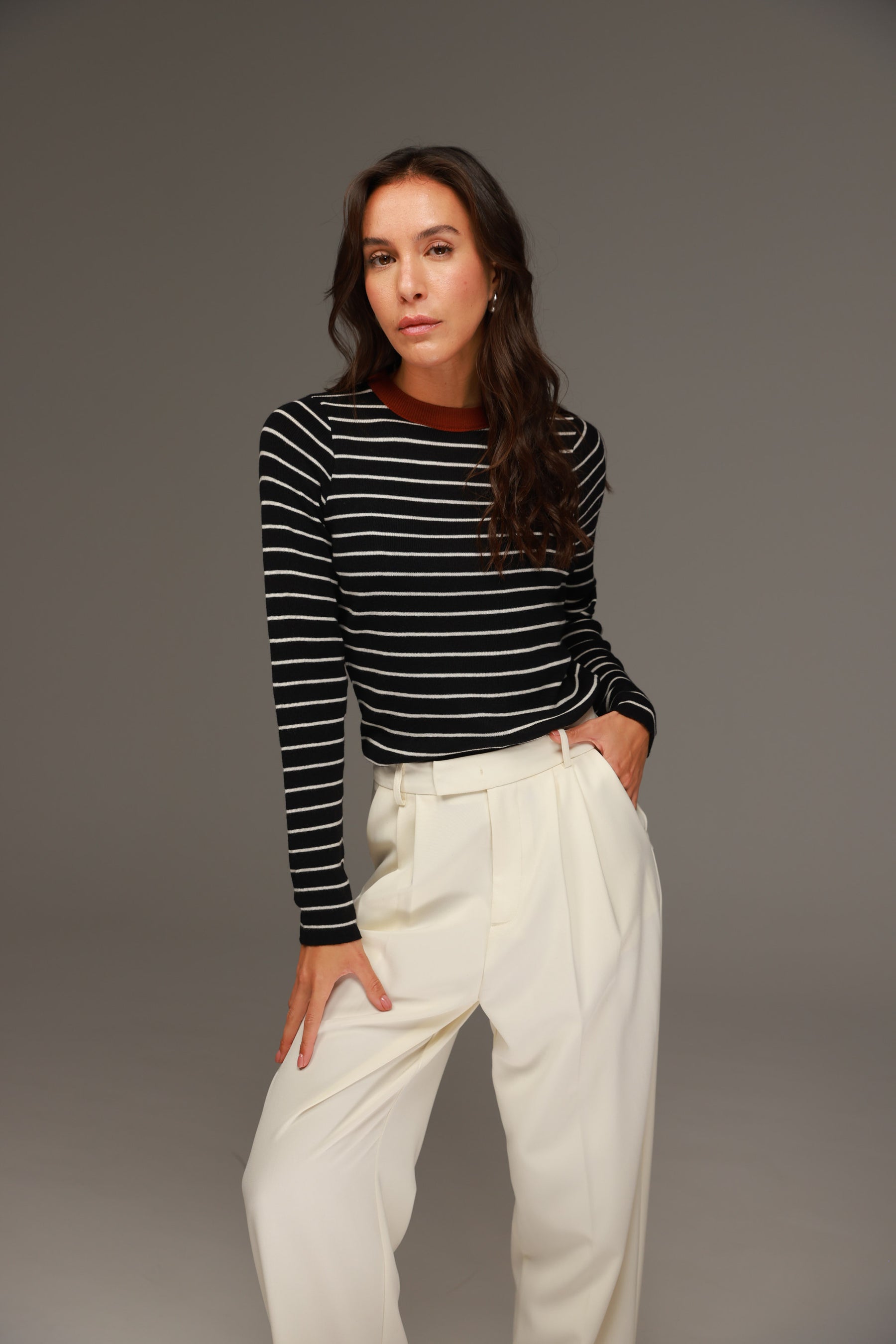 חולצת ויקה פסים שחור/שמנת צווארון בורדו