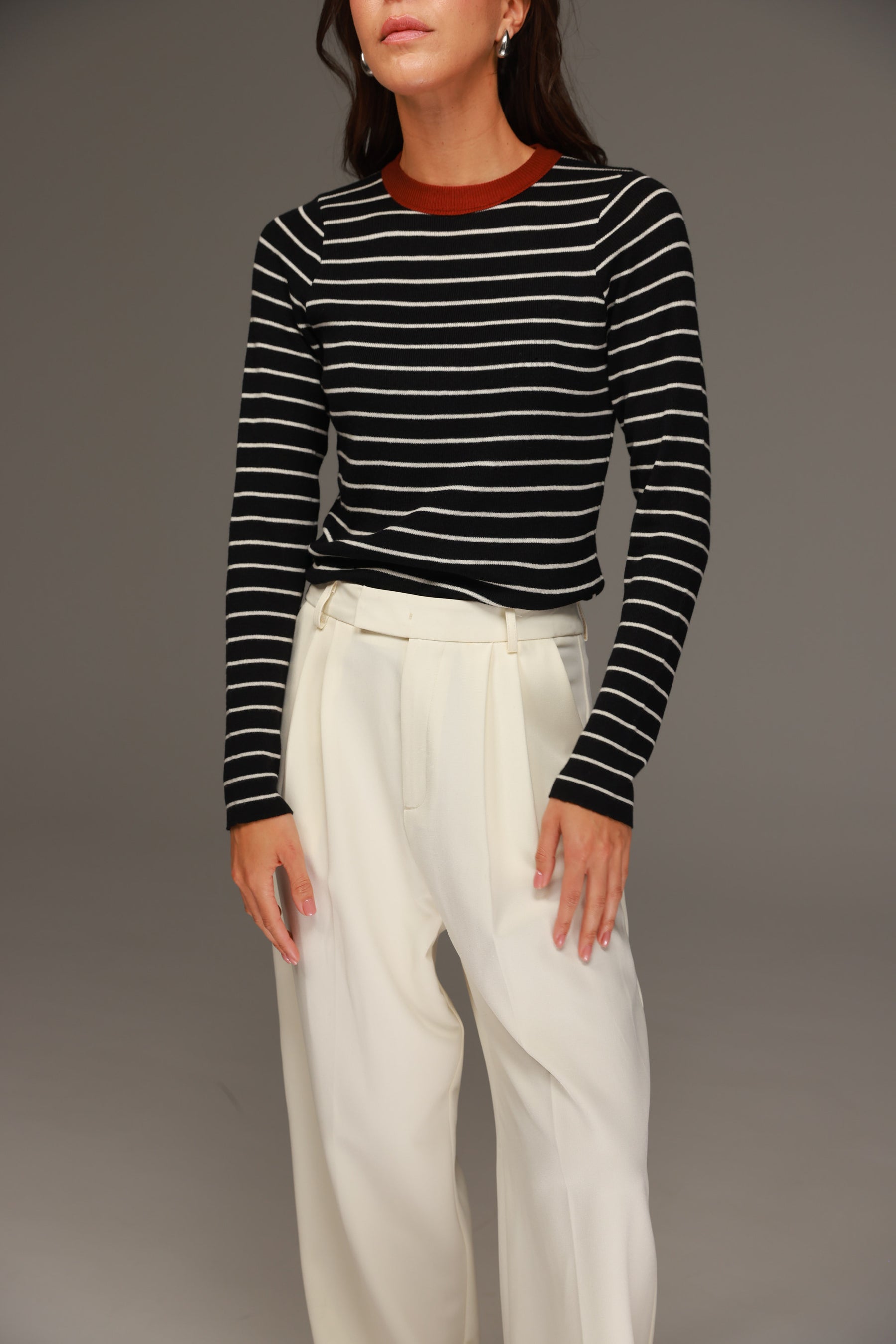 חולצת ויקה פסים שחור/שמנת צווארון בורדו