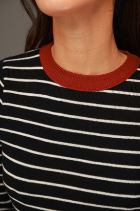 חולצת ויקה פסים שחור/שמנת צווארון בורדו