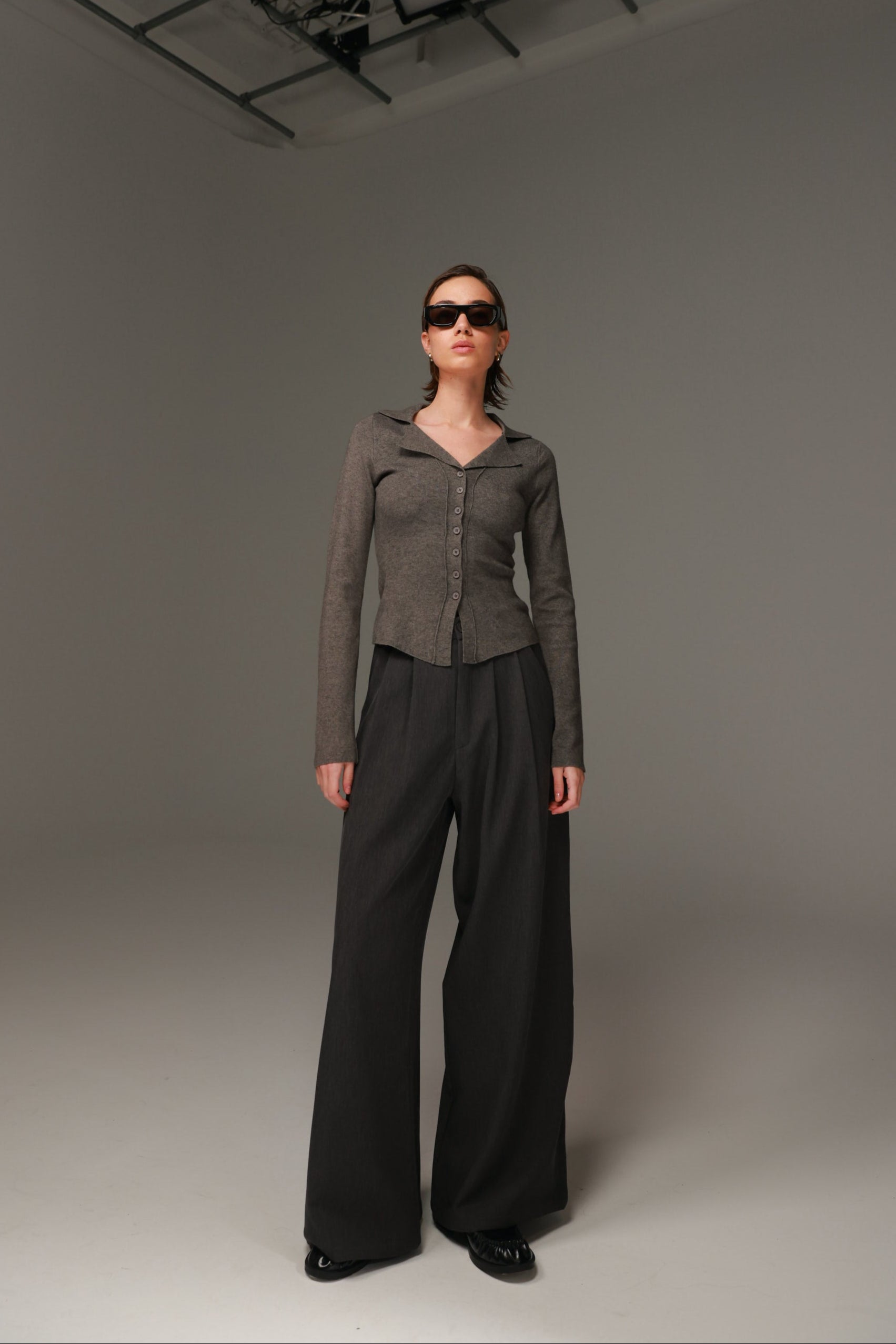 חולצת גבי אפור כהה