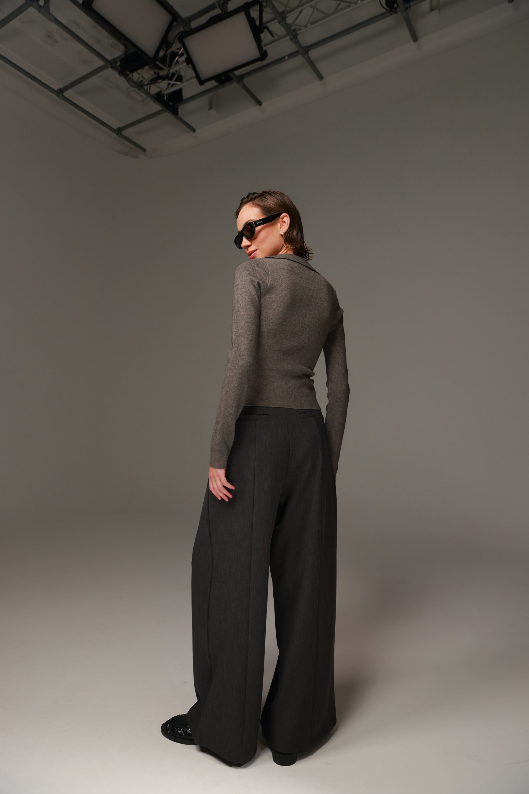 חולצת גבי אפור כהה