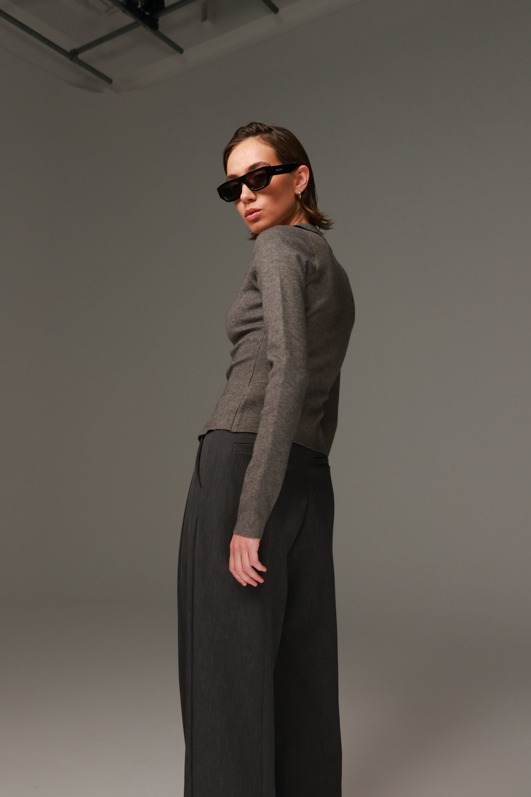 חולצת גבי אפור כהה