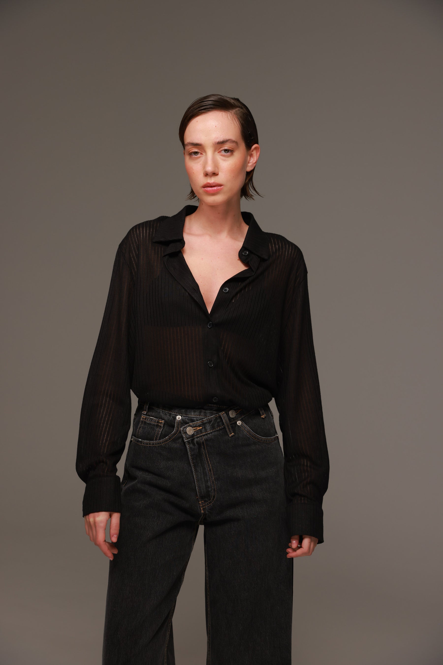 חולצת לוסי מכופתרת שחורה