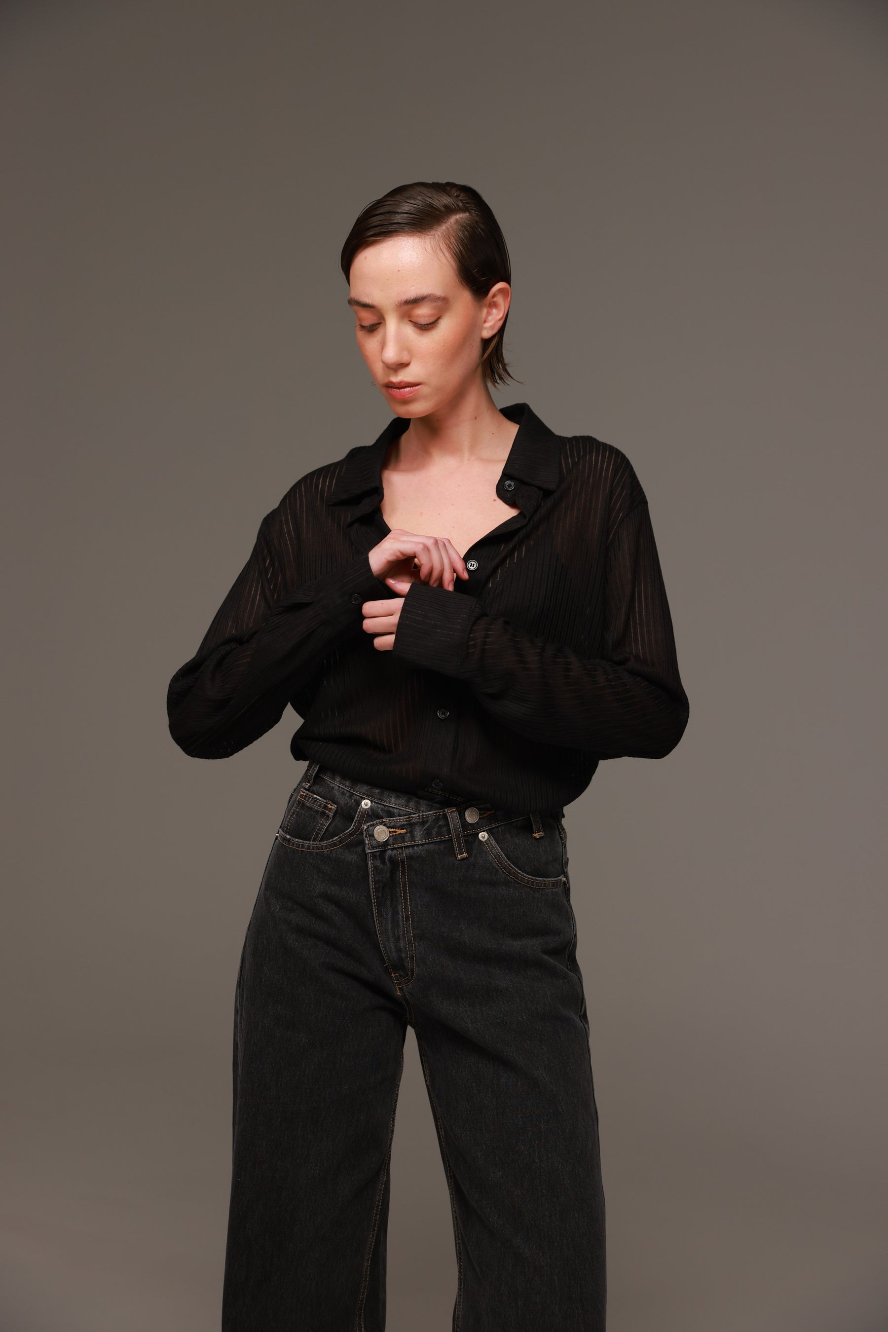 חולצת לוסי מכופתרת שחורה