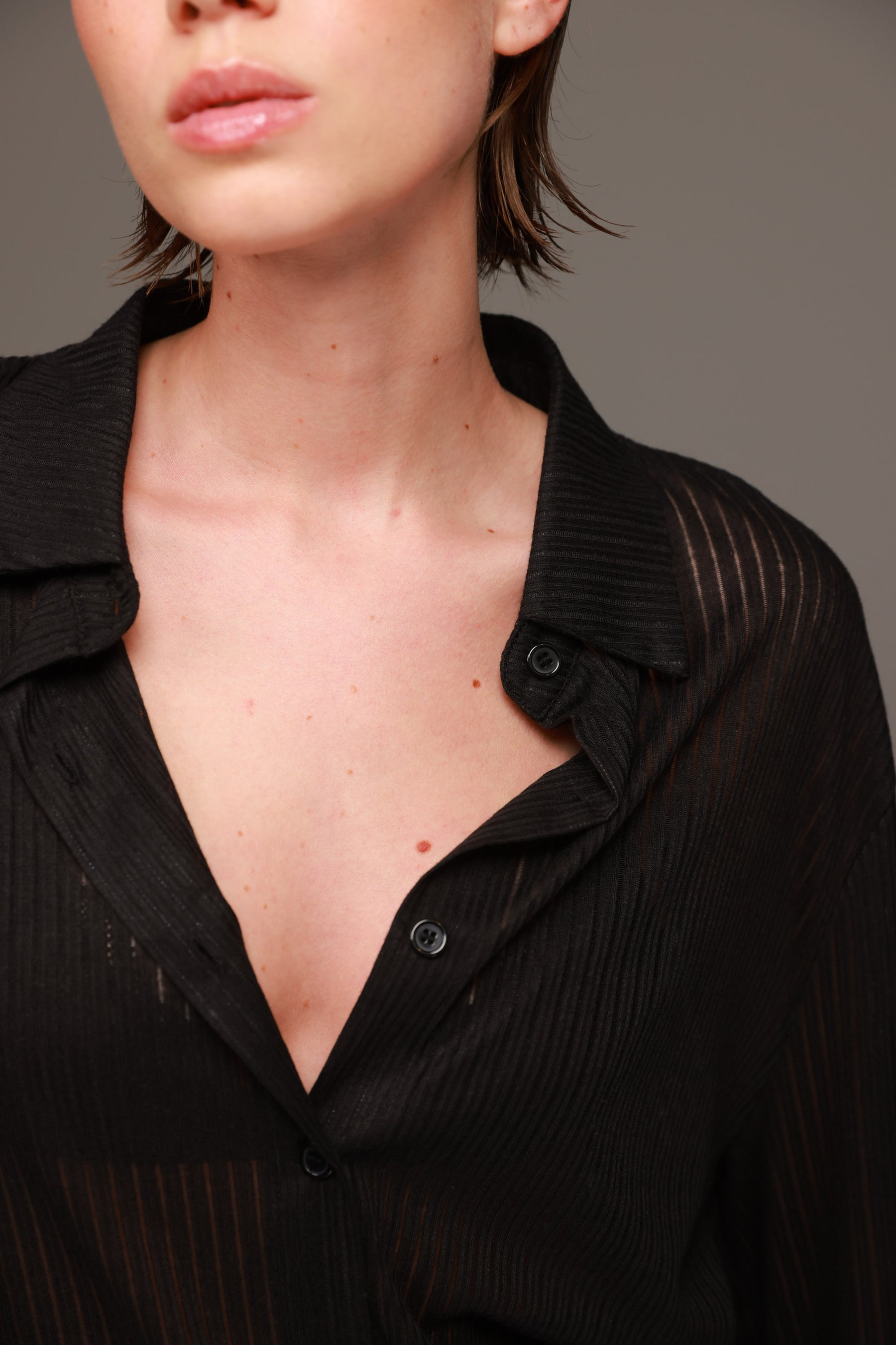 חולצת לוסי מכופתרת שחורה