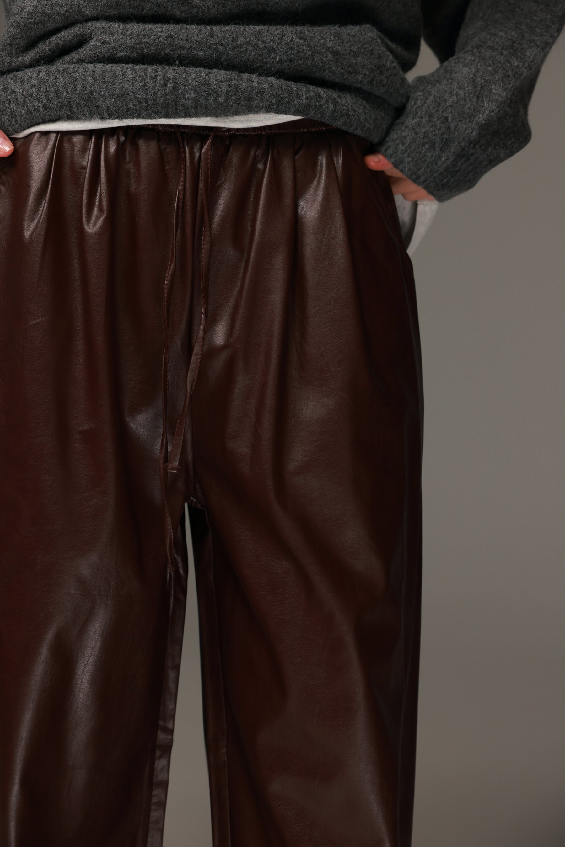 מכנסי טרוור דמוי עור בורדו