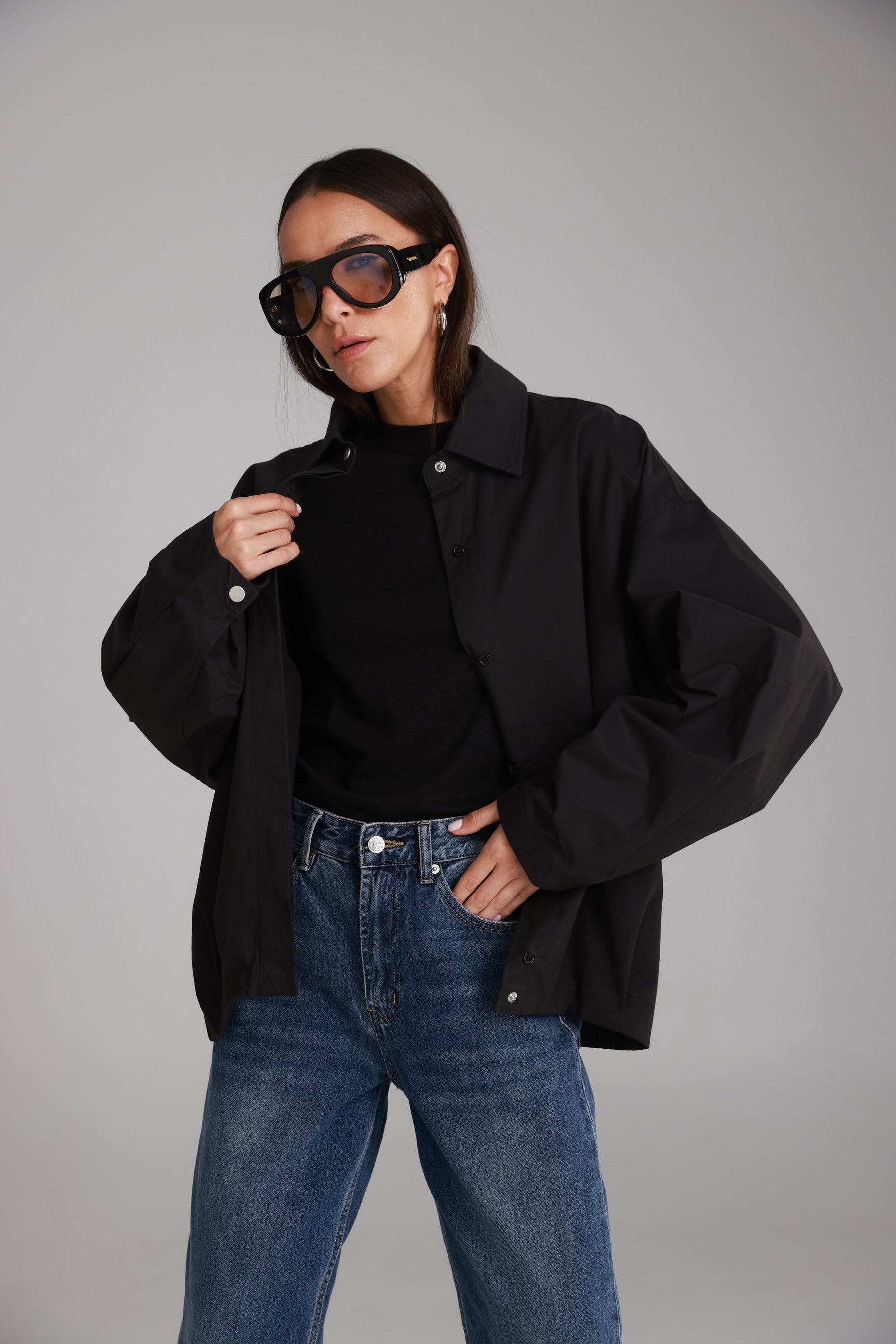 חולצת ארי מכופתרת שחורה