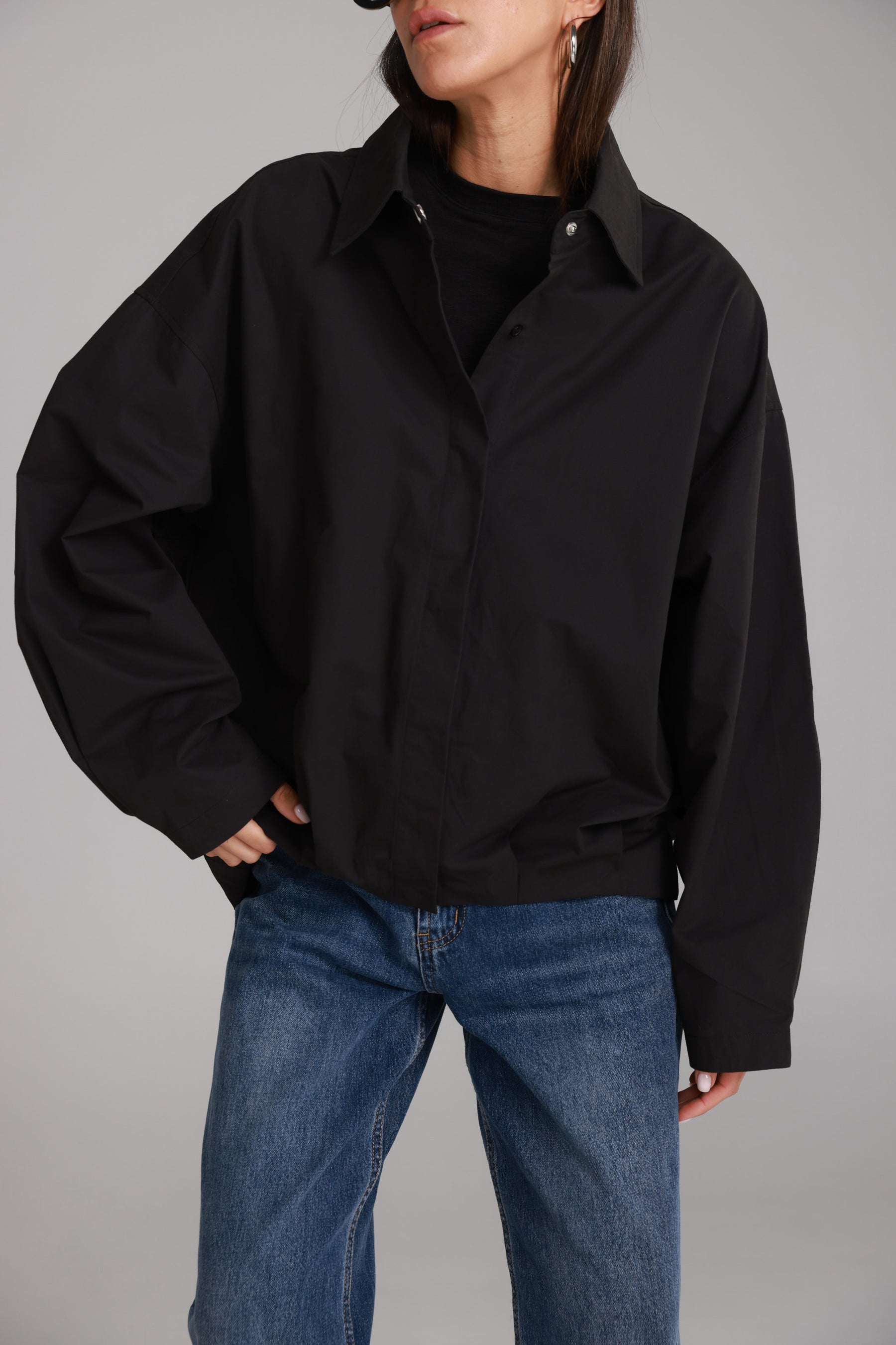 חולצת ארי מכופתרת שחורה