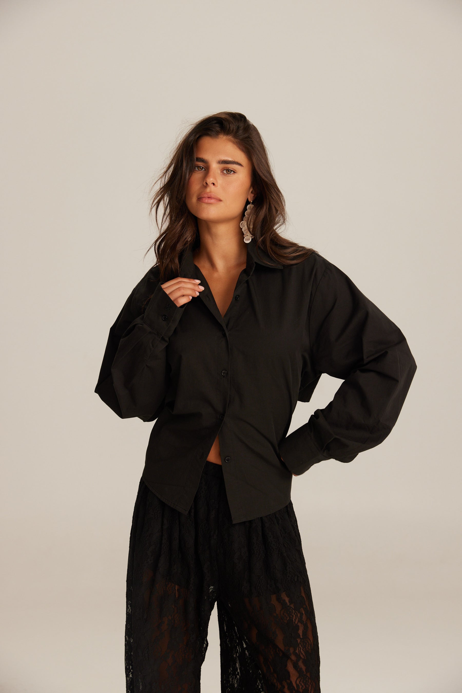 חולצת אדריאה מכופתרת שחורה