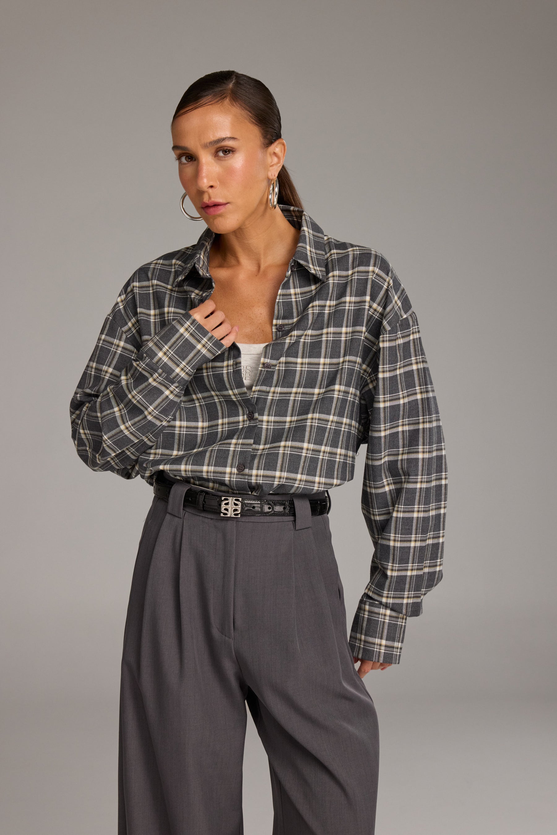 חולצת קלריה מכופתרת אפורה